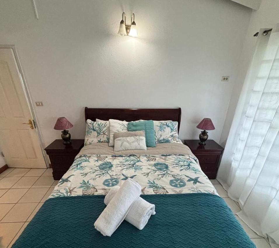 Halcyon Heights Condominium Dickenson Bay エクステリア 写真